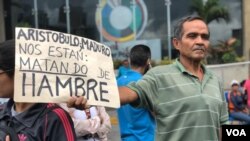 Un grupo de docentes venezolanos decidieron llevar el paro y su protesta precisamente hasta la sede del Ministerio de Educación, en el centro de Caracas, el jueves 10 de octubre de 2019. Foto: Álvaro Algarra - VOA.