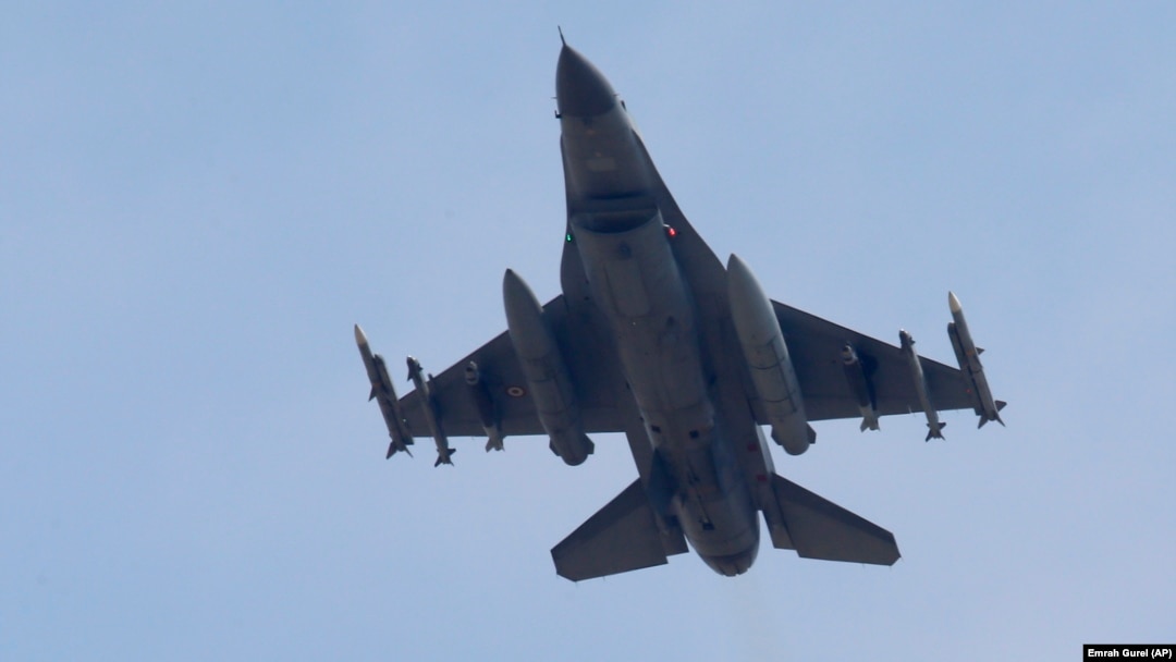 Pesawat tempur Turki tinggal landas dari pangkalan udara Incirlik untuk melakukan serangan udara atas sasaran pemberontak Kurdi di Irak (29/7).
