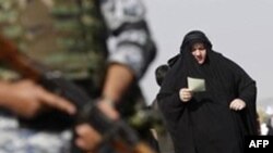 伊拉克士兵在什叶派朝圣者经过的地方警戒