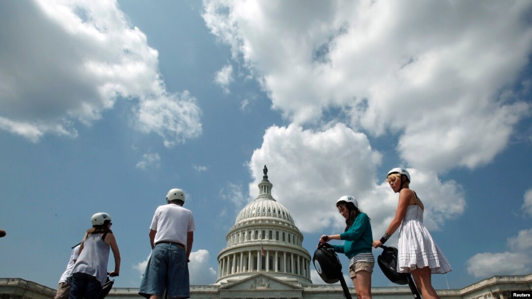 Sekelompok turis menaiki Segway dalam sebuah tur di gedung Capitol Hill di Washington, pada 25 Agustus 2009. (Foto: Reuters/Jim Young)