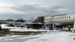 Foto ilustrasi yang menunjukkan pesawat Sukhoi Superjet 100 yang terbakar setelah melakukan pendaratan darurat di bandara Sheremetyevo di Moskow, pada 5 Mei 2019. (Foto: Moscow News Agency via AP)