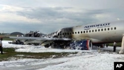 Foto ilustrasi yang menunjukkan pesawat Sukhoi Superjet 100 yang terbakar setelah melakukan pendaratan darurat di bandara Sheremetyevo di Moskow, pada 5 Mei 2019. (Foto: Moscow News Agency via AP)