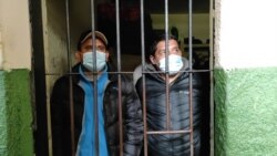 El exministro de Energía Rodrigo Guzmán, a la izquierda, y el exministro de Justicia Álvaro Coimbra, en una celda de la FELCC de La Paz, el 13 de marzo de 2021, tras ser arrestados por las autoridades bolivianas. [Foto: Cortesía del equipo de prensa de Jeanine Áñez]