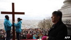 L'archevêque de Paris Michel Aupetit lors d'une procession du Chemin de Croix le Vendredi Saint devant la Basilique du Sacré-Cœur, à Paris, le 30 mars 2018.