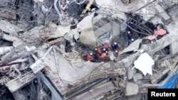 日本熊本县发生震级为7.1级的地震后，航拍画面显示日本制纸工业公司工厂内的救援人员正在开展救援工作。(2026年7月29日)