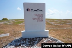 Di luar Lembaga Pemasyarakatan Trousdale Turner yang dioperasikan oleh CoreCivic pada Kamis, 29 Agustus 2024, di Hartsville, Tennesse. (Foto: George Walker IV/AP)