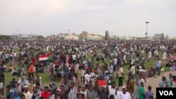 Thousands of people gathered in Friendship Yards Saturday evening to celebrate the agreement with music (E. Sarai/VOA)