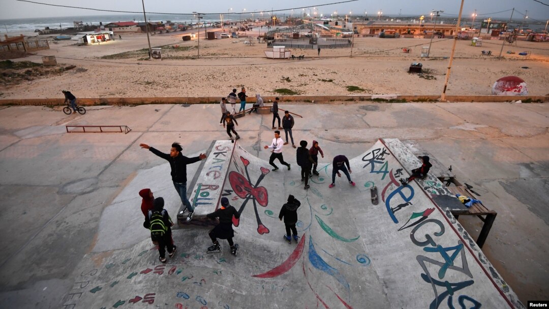 Sekelompok remaja dari gang penggemar skateboard sedang bermain di sebuah taman khusus skateboard di sebuah pelabuhan di Kota Gaza, 15 Februari 2019.
