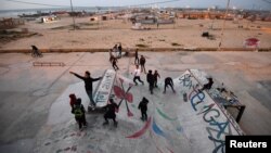 Sekelompok remaja dari gang penggemar skateboard sedang bermain di sebuah taman khusus skateboard di sebuah pelabuhan di Kota Gaza, 15 Februari 2019.