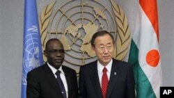 Shugaba Salou Djibo na Jamhuriyar Nijar (a hagu) yana gaisawa da Babban Sakataren Majalisar Dinkin Duniya, Ban Ki-moon a New York