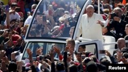 Hàng ngàn người Mexico đổ xô ra đường để chào mừng Đức Giáo Hoàng hôm 13/2.