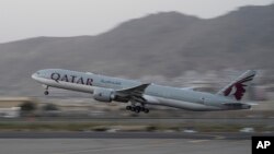 Un avión de Qatar Airways despega con extranjeros desde el aeropuerto de Kabul, Afganistán, el 9 de septiembre de 2021. Unos 200 extranjeros, incluidos estadounidenses, salieron de Afganistán en el primero de los vuelos desde la retirada de las tropas de EE. UU.