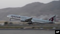 আফগানিস্তানের কাবুল বিমানবন্দর থেকে বিদেশী নাগরিকদের নিয়ে কাতার এয়ারওয়েজের একটি বিমান উড্ডয়ন করছে। সেপ্টেম্বর ০৯, ২০২১।
