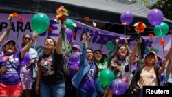 Mujeres participan en una manifestación frente a la Corte ID para pedirle que condene a El Salvador por el caso de Beatriz Delmy, quien en 2013 no tuvo acceso a un embarazo terapéutico que habían recomendado unos 15 doctores. REUTERS/Mayela López