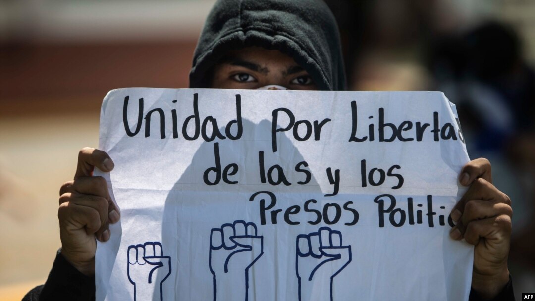 En la foto de archivo un estudiante universitario sostiene un cartel que dice "Unidad por la libertad de los presos políticos" durante una protesta contra el presidente nicaragüense Daniel Ortega. 3 de febrero de 2020.