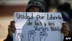 En la foto de archivo un estudiante universitario sostiene un cartel que dice "Unidad por la libertad de los presos políticos" durante una protesta contra el presidente nicaragüense Daniel Ortega. 3 de febrero de 2020.