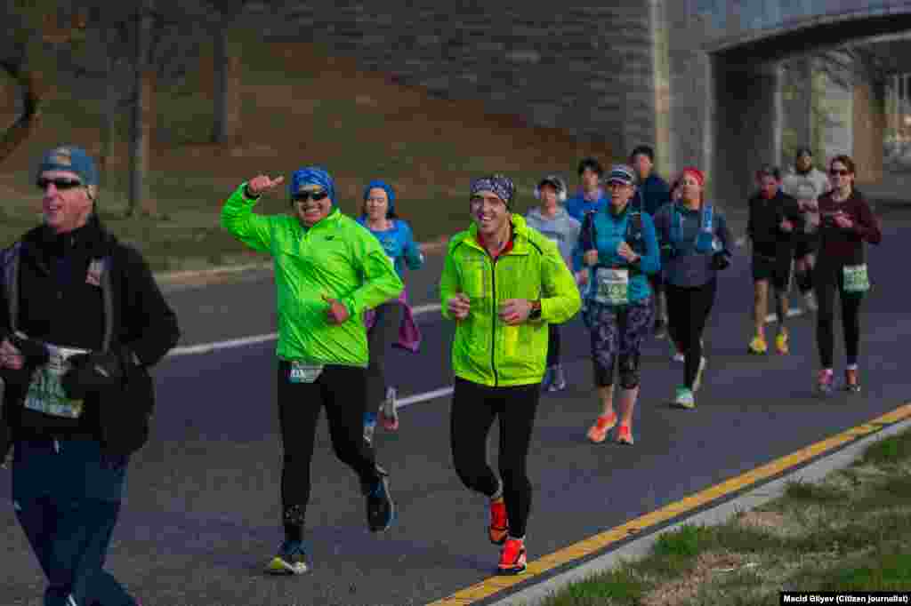 Vaşinqton marafonunun azərbaycanlı iştirakçıları Rasim Zülfüqarov və Firdovsi Kərimov. 10 mart, 2018