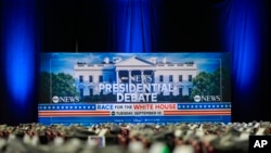 Carteles en el centro de presentación de informes de prensa antes del debate presidencial entre el candidato presidencial republicano Donald Trump y la candidata presidencial demócrata Kamala Harris, el lunes 9 de septiembre de 2024, en Filadelfia. 