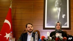 Fatma Betul Sayan Kaya, la ministre de la famille, et Berat Albayrak, ministre de l'Énergie, à Istanbul, le 12 mars 2017. 