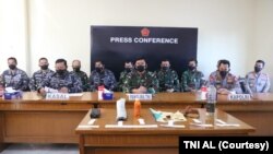 Kepala Staf TNI Angkatan Laut Laksamana TNI Yudo Margono dan Panglima TNI  Marsekal Hadi Tjahjanto dalam keterangan pers di Jakarta, 24 April 2021. (Foto: Courtesy/TNI)