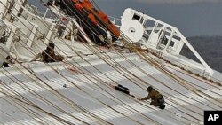 Italian naval divers work on the capsized cruise ship Costa Concordia off the tiny Tuscan island of Giglio, Italy, January 17, 2012.