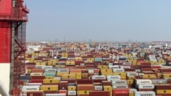 FILE - Kontainer di terminal peti kemas pelabuhan Yangshan di Shanghai, China, 10 Oktober 2024. (Casey Hall/REUTERS)