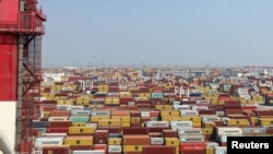 FILE - Kontainer di terminal peti kemas pelabuhan Yangshan di Shanghai, China, 10 Oktober 2024. (Casey Hall/REUTERS)