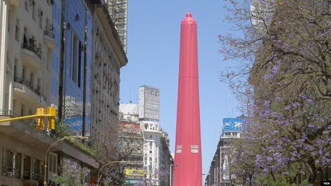 Sebuah kondom raksasa dipasang di tugu "Obelisk" di pusat kota Buenos Aires, Argentina untuk memperingati Hari AIDS sedunia (foto dokumentasi).