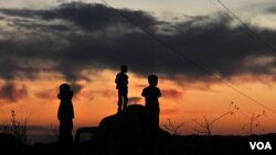 Niños kurdos juegan en las calles de Yemisli, en la provincia de Hakkari, cerca de la frontera con Irak.