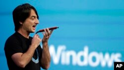 Joe Belfiore, wakil presiden Operating Systems Group Microsoft mendemonstrasikan asisten pribadi Cortana dalam pidato utama Build Conference, Rabu, 2 April 2014 di San Francisco.