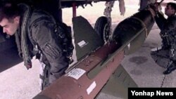한국군의 한 관계자는 28일 북한의 지하 핵·미사일 시설을 파괴할 수 있는 레이저유도폭탄(GBU-28·벙커버스터)이 5월 중 도입될 전망이라고 밝혔다.다