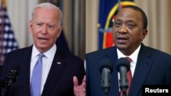 Le président américain Joe Biden (à g.) et son homologue kenyan Uhuru Kenyatta (image composite).