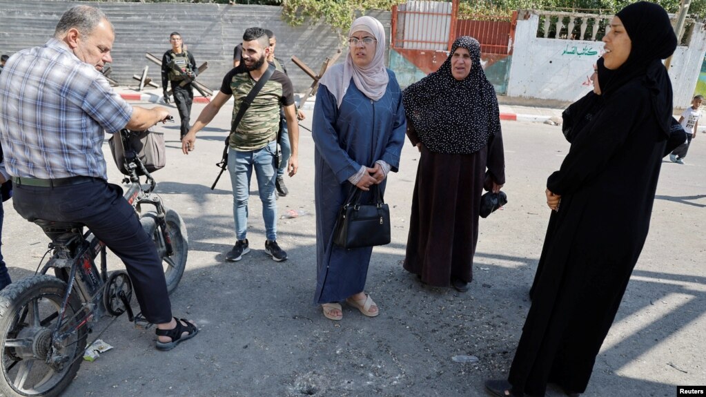 Residentes inspeccionan el crater dejado por un dron israelí que mató a tres palestinos en el campo de refugiados de Jenin, en la Cisjordania ocupada, el 25 de octubre de 2023.