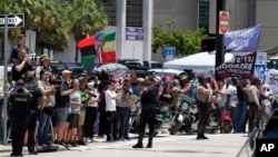 Федералните власти ја зајакнаа безбедноста околу зградата на судот, а властите во Мајами велат дека се подготвени да се справат со протестите до 50.000 луѓе