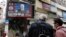 Người dân Hong Kong xem Tổng thống Mỹ Joe Biden phát biểu trên TV, 21/1/2021.