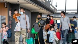 Familias de evacuados desde Afganistán llegan al aeropuerto Washington-Dulles, en Estados Unidos, el 1 de septiembre de 2021.