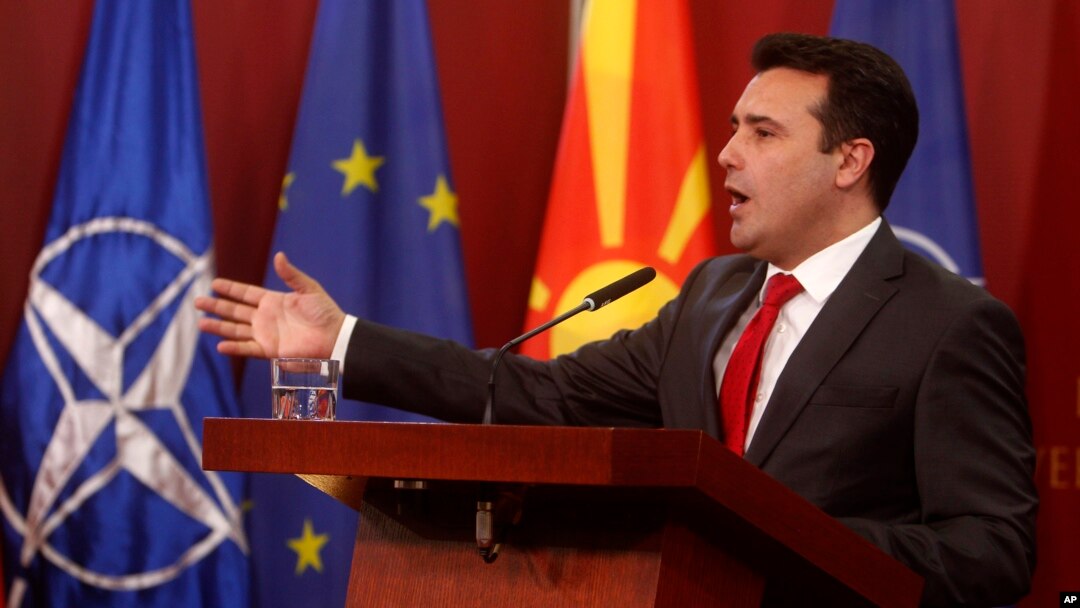 Makedonski premijer Zoran Zaev posle svečane ceremonije podizanja zastave NATO ispred makedonske vlade, Foto: AP Photo/Boris Grdanoski