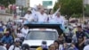 El candidato presidencial opositor Edmundo González Urrutia y la dirigente María Corina Machado saludan a la gente en camino a su último mitin de campaña en Maracaibo, capital del estado venezolano de Zulia, el martes 23 de julio.