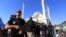 Maxsus xavfsizlik kuchlari harbiylar isyonida halok bo'lgan fuqarolarning janoza namozi bo'layotgan masjidni qo'riqlamoqda, Anqara, 17-iyul, 2016-yil.