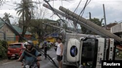 Suasana kota Camalig, Filipina, pasca hantaman topan Kammuri, 3 Desember 2019.