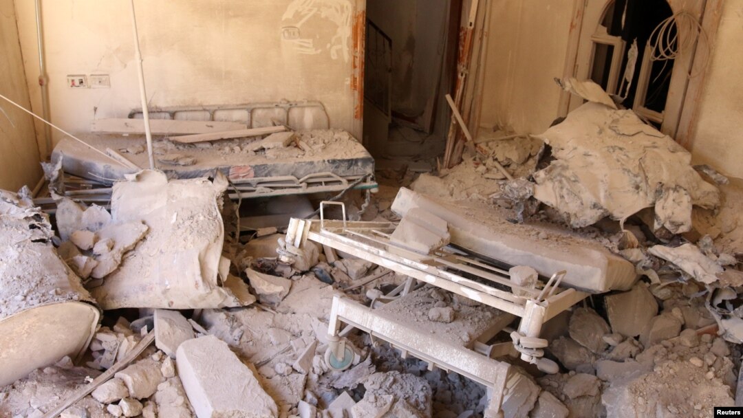 Bagian dari ruangan rumah sakit di Aleppo, Suriah hancur akibat serangan bom Sabtu (1/10). 