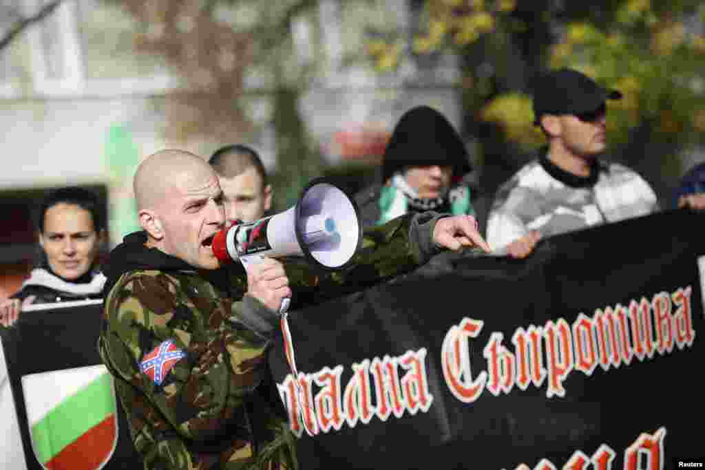 Para pendukung gerakan protes nasionalis di kota Pernik, dekat Sofia 17 November 2013. Pendukung nasionalis berkumpul untuk memprotes rencana pemerintah daerah setempat untuk menampung imigran di pusat penahanan. REUTERS