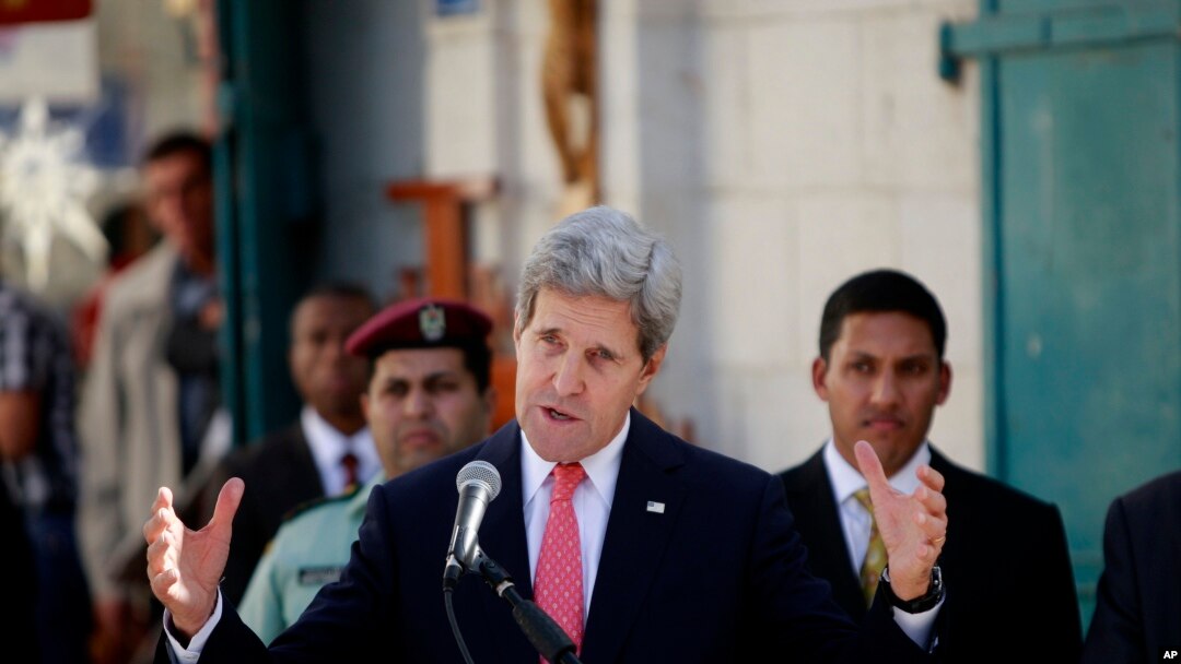 Menlu AS John Kerry memberikan sambutan dalam pembukaan sebuah jalan dekat gereja Nativity di Tepi Barat, Bethlehem (6/11).