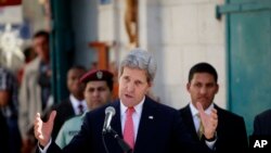 Menlu AS John Kerry memberikan sambutan dalam pembukaan sebuah jalan dekat gereja Nativity di Tepi Barat, Bethlehem (6/11).