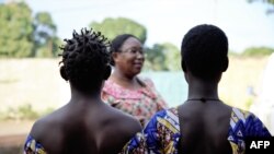 Béatrice Epaye, fondatrice de l'orphelinat "La voix du cœur", est aux côtés de deux élèves à Bangui le 17 septembre 2017.