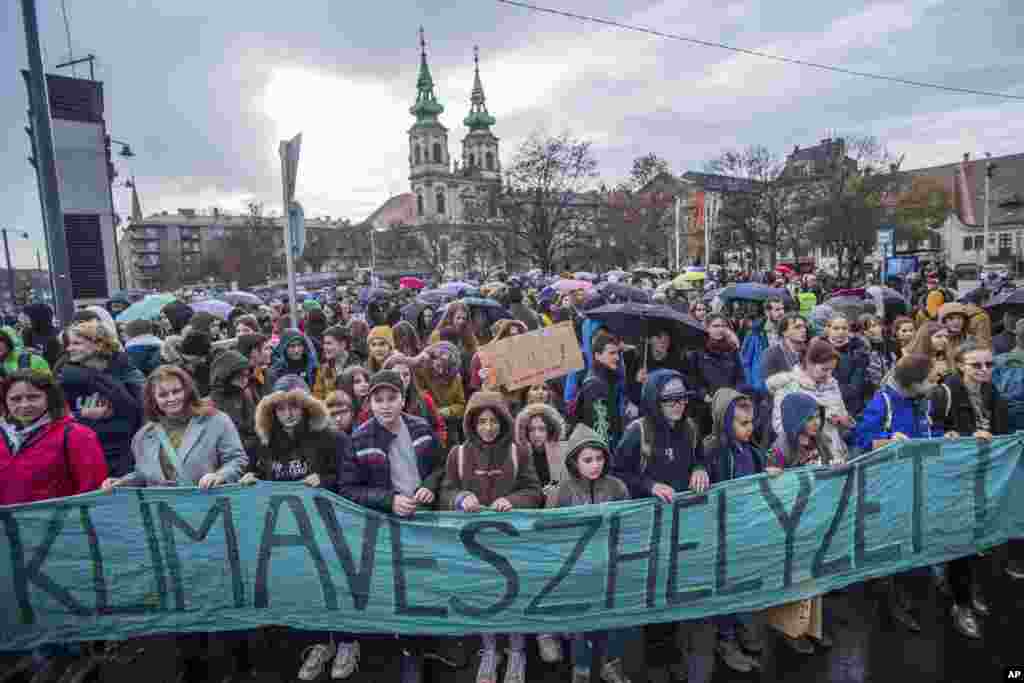 Tras la convocatoria de los viernes para el futuro de Hungría y la rebelión de la extinción, jóvenes ambientalistas demuestran exigir medidas contra el cambio climático en Budapest, Hungría.