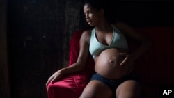 Tainara Lourenco, 21 ans, chômeuse et enceinte de cinq mois, vit dans un bidonville à l'épicentre de a maladie à virus Zika du Brésil et les épidémies microcéphalie, dans l'état de Pernambuco, Brésil, 29 janvier 2016.