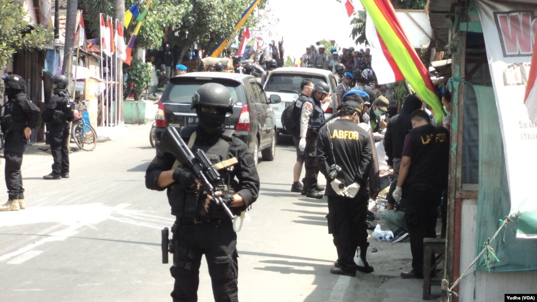 Polisi geledah kios milik terduga teroris di Solo, Kamis, 13 Agustus 2015 (Foto: VOA/ Yudha)