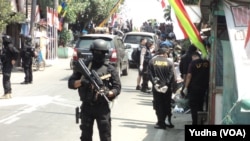 Polisi geledah kios milik terduga teroris di Solo, Kamis, 13 Agustus 2015 (Foto: VOA/ Yudha)