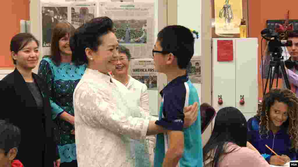 美国第一夫人梅拉尼亚·川普和习近平夫人彭丽媛参观棕榈滩的巴克艺术中学，这是一所地方公立学校（2017年4月7日，白宫记者团图片）